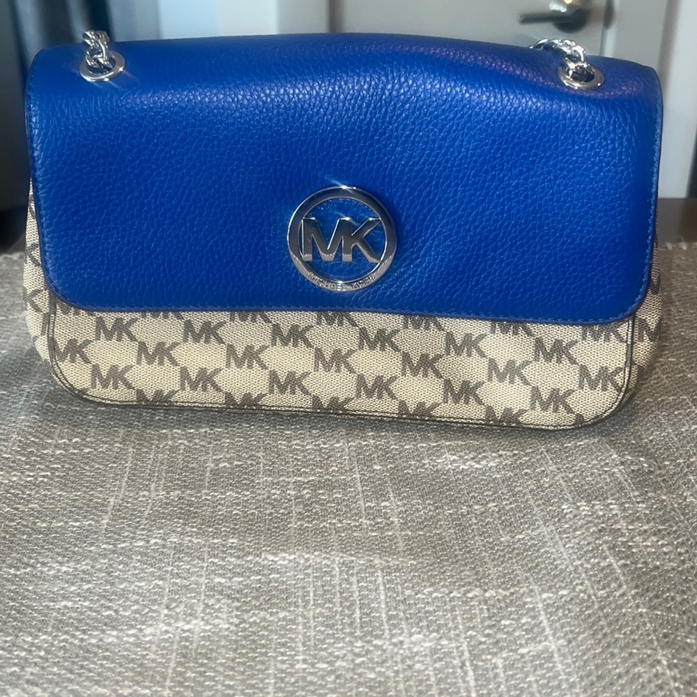 MICHAEL KORS ROYAL BLUE /SIGNATURE JET PURSE